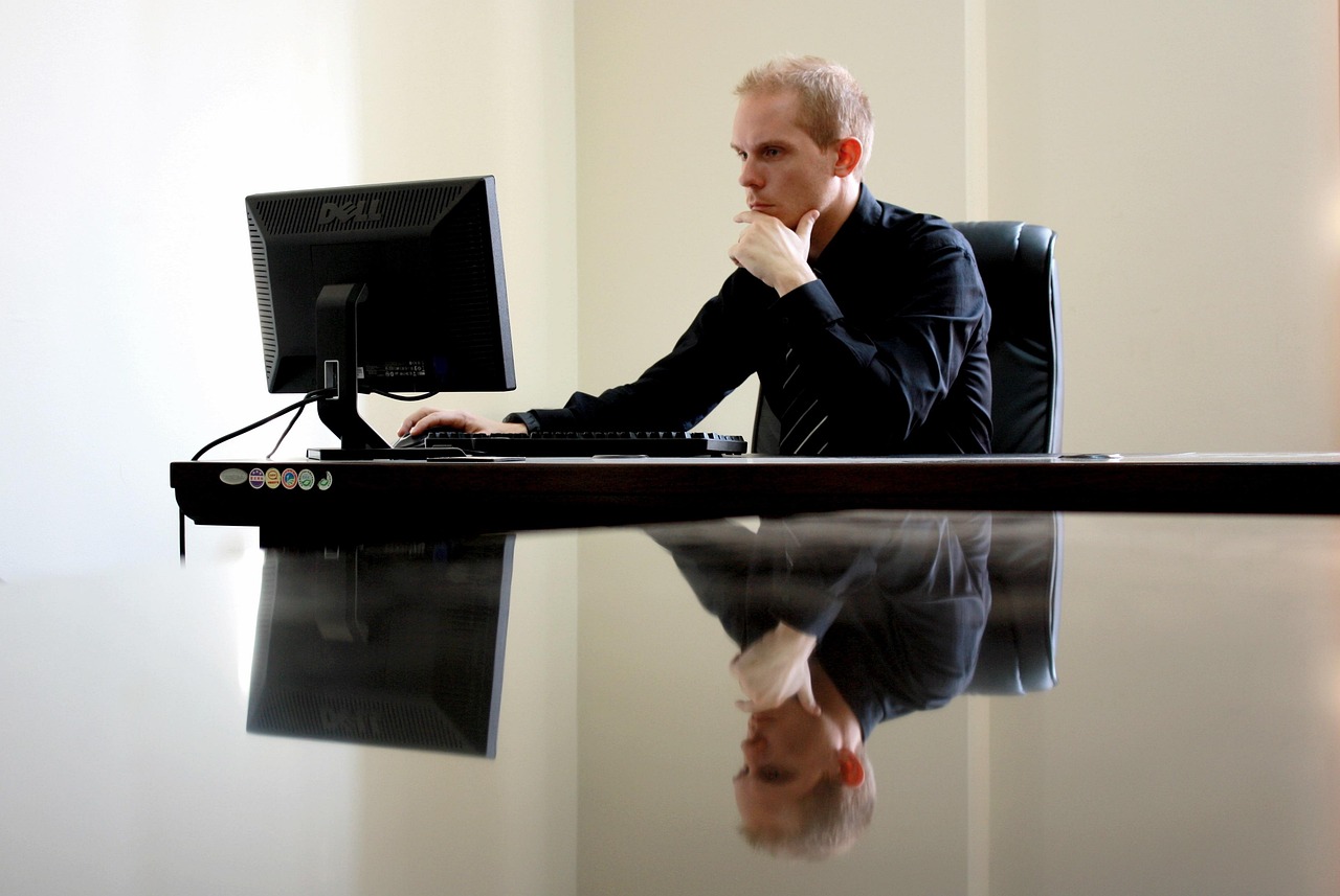 Empresário conferindo resultados de SEO